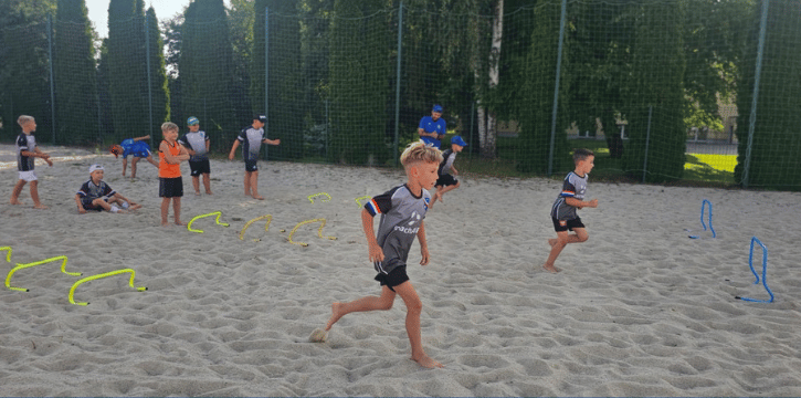 Read more about the article Trening Żaka na boisku do piłki plażowej